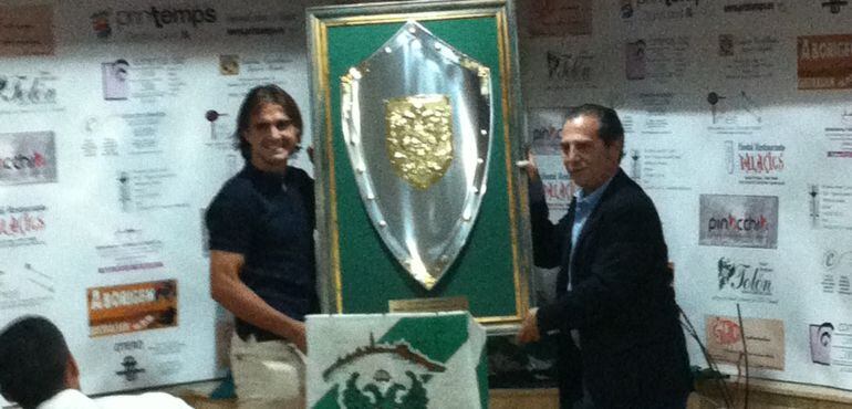 Juan Esnaider recibiendo el premio Sector 12