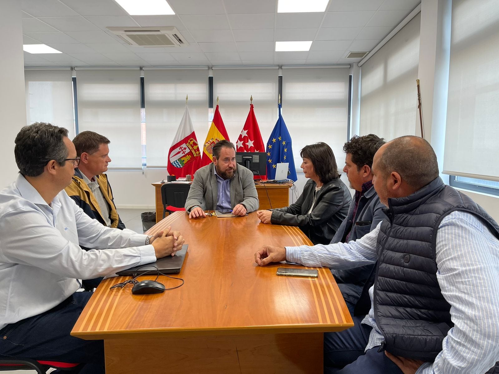 El alcalde de Paracuellos de Jarama, Jorge Alberto Campos se ha reunido con el Comité de Empresa de BIMBO tras el anuncio de cierre de la fábrica del municipio