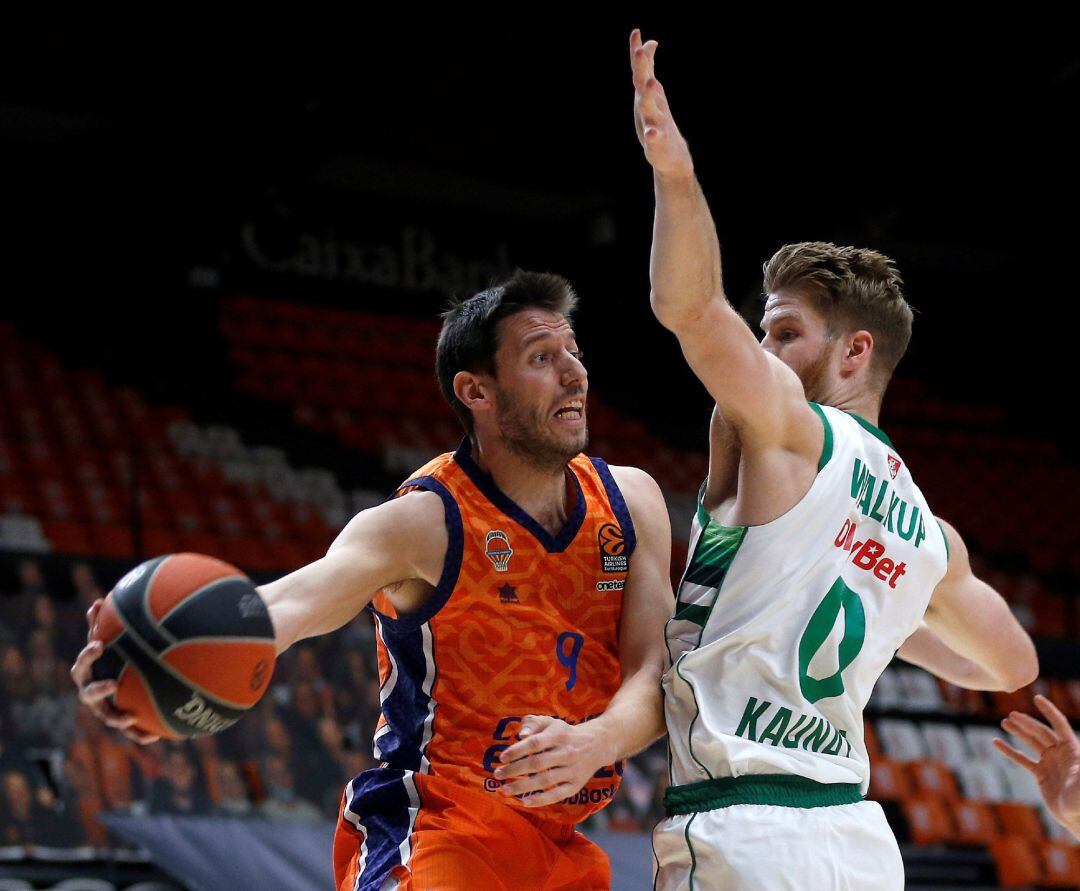 El jugador belga de Valencia Basket, Sam Van Rossom con el balón ante la defensa del escolta estadounidense del Zalgiris, Thomas Walkup