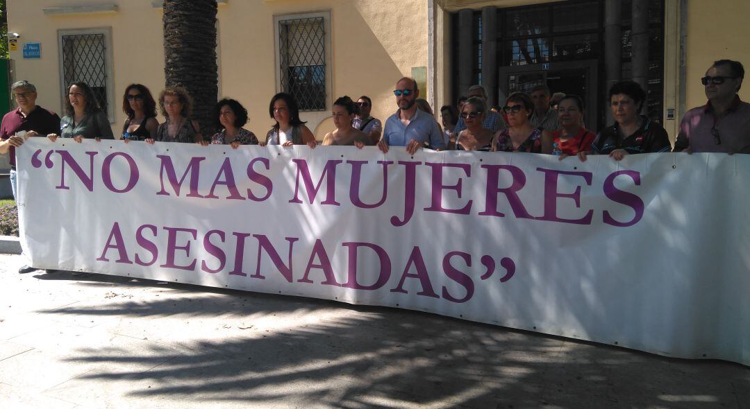 Manifestación contra la violencia de género en la plaza de las Batallas de Jaén en una imagen de archivo.