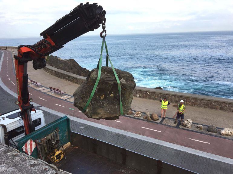 Operarios realizan la retirada de piedras en la ladera del monte Urgull