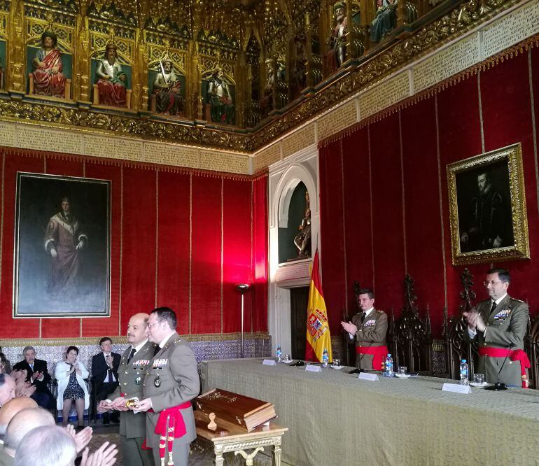 El general Sanz y Calabria recoge el sable del premio de la XXII edición del premio Daoiz en la sala de Reyes del Alcázar de Segovia 