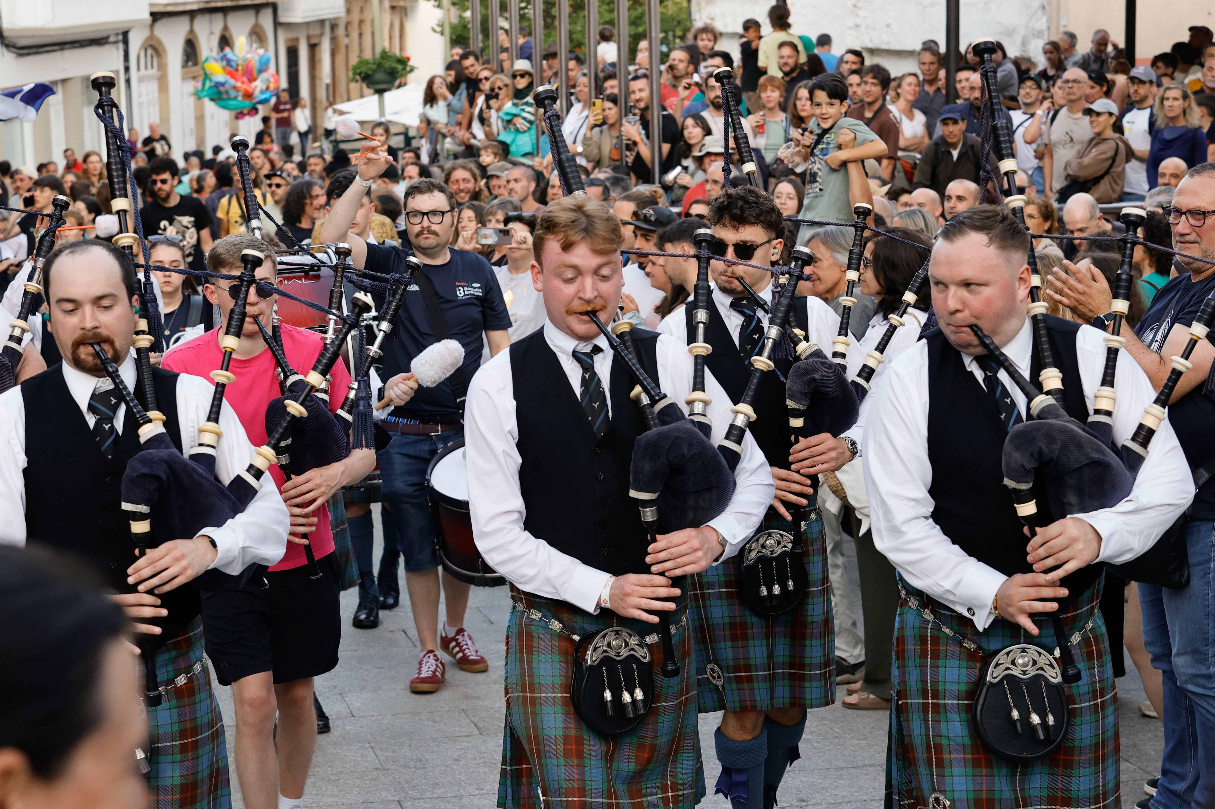 Varios gaiteiros tocan por las calles de Ortigueira este sábado, tercera y penúltima jornada del Festival Internacional do Mundo Celta. EFE / Kiko Delgado.