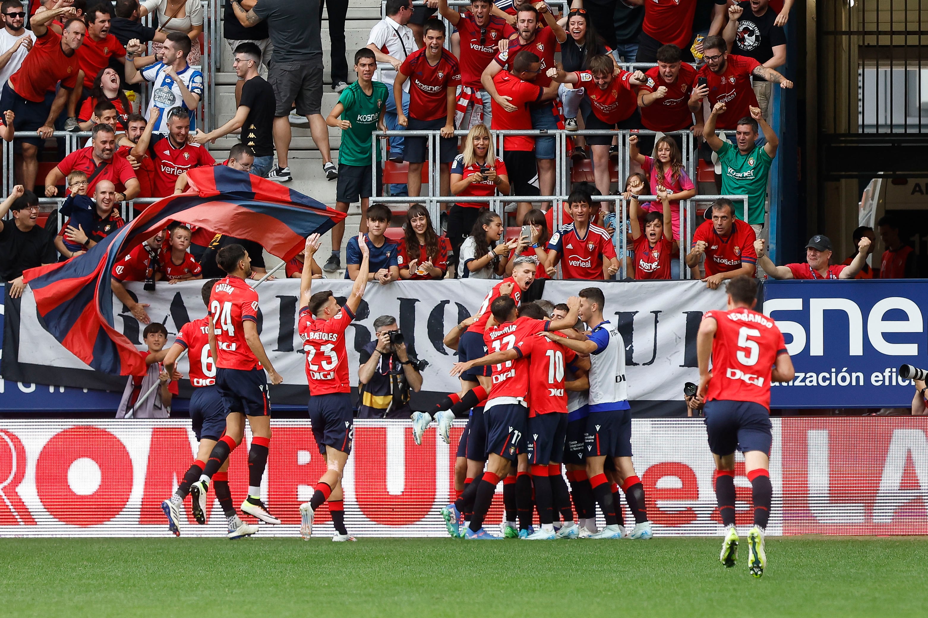 Los jugadores de Osasuna celebran el gol marcado Rubén García en la victoria ante el Mallorca en el estadio de El Sadar