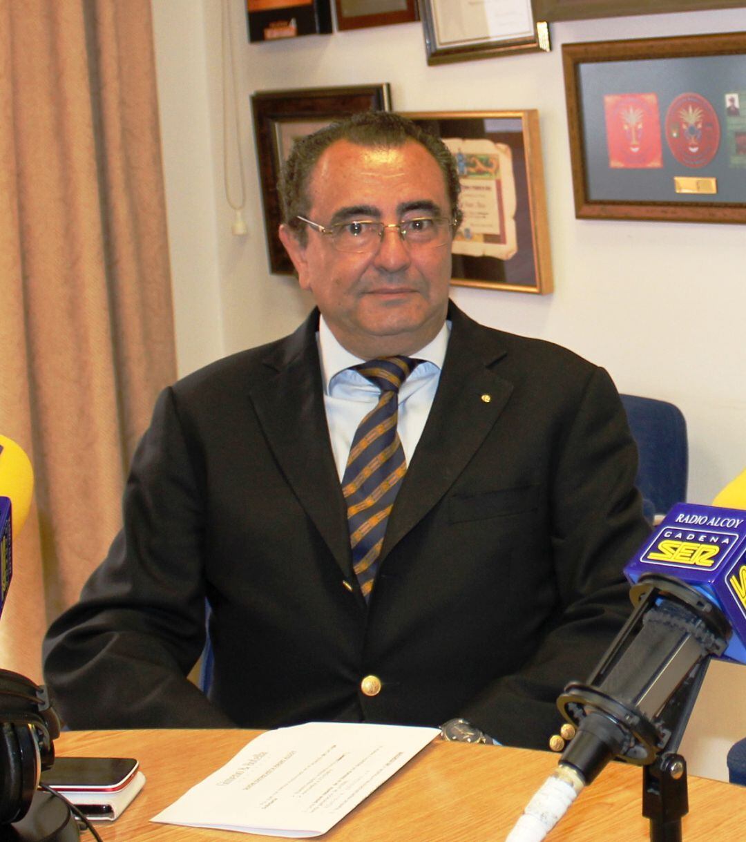 Javier Gimeno en una imagen de archivo tras una entrevista en Radio Alcoy