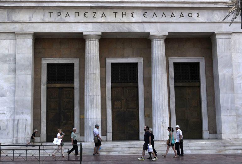 GRC15. Athens (Greece), 20/06/2015.- A photo taken on 20 June 2015 and made available on 21 June shows people passing in front of the Bank of Greece headquarter&#039;s in central Athens, Greece. An emergency summit of eurozone states and a Eurogroup meeting wi