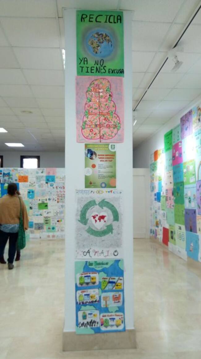 Los carteles presentados por los escolares inundan la sala de exposiciones de la Casa de Cultura