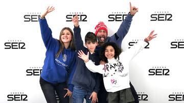 ¡Los miniforajidos calientan en la banda!