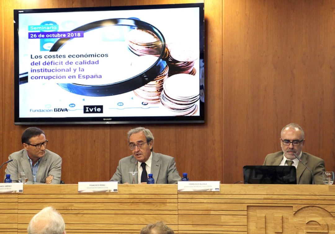 Fernando Jiménez, profesor de la Universidad de Murcia; Francisco Pérez, director de Investigación del Ivie; y Francisco Alcalá, investigador del Ivie y catedrático de la Universidad de Murcia