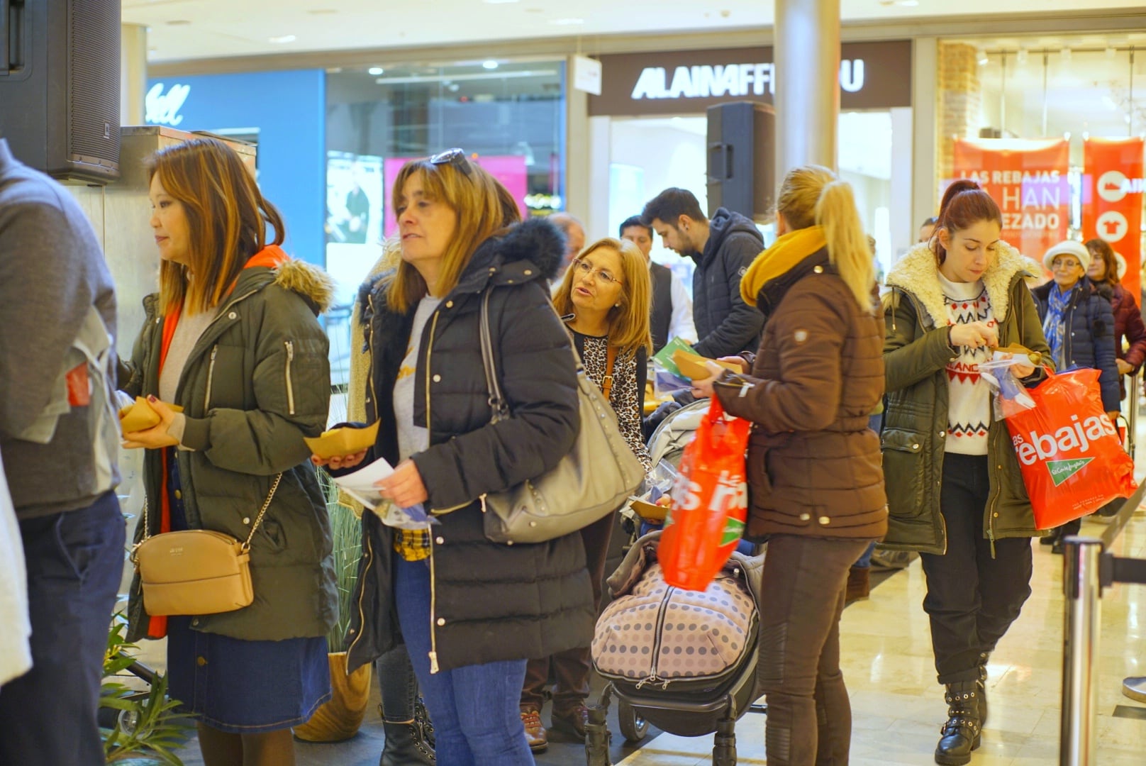 Gente comprando en un centro comercial