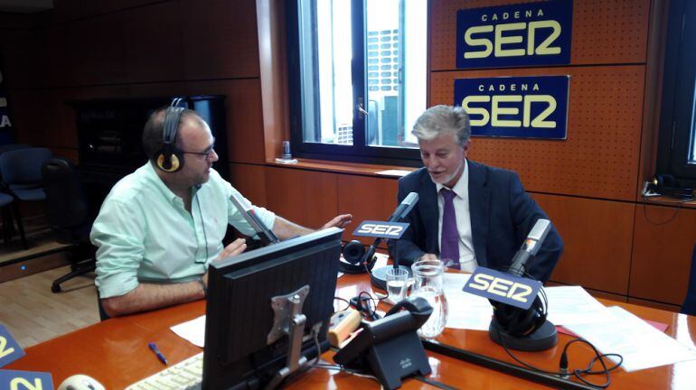 El alcalde Pedro Santisteve, en los estudios de Radio Zaragoza 