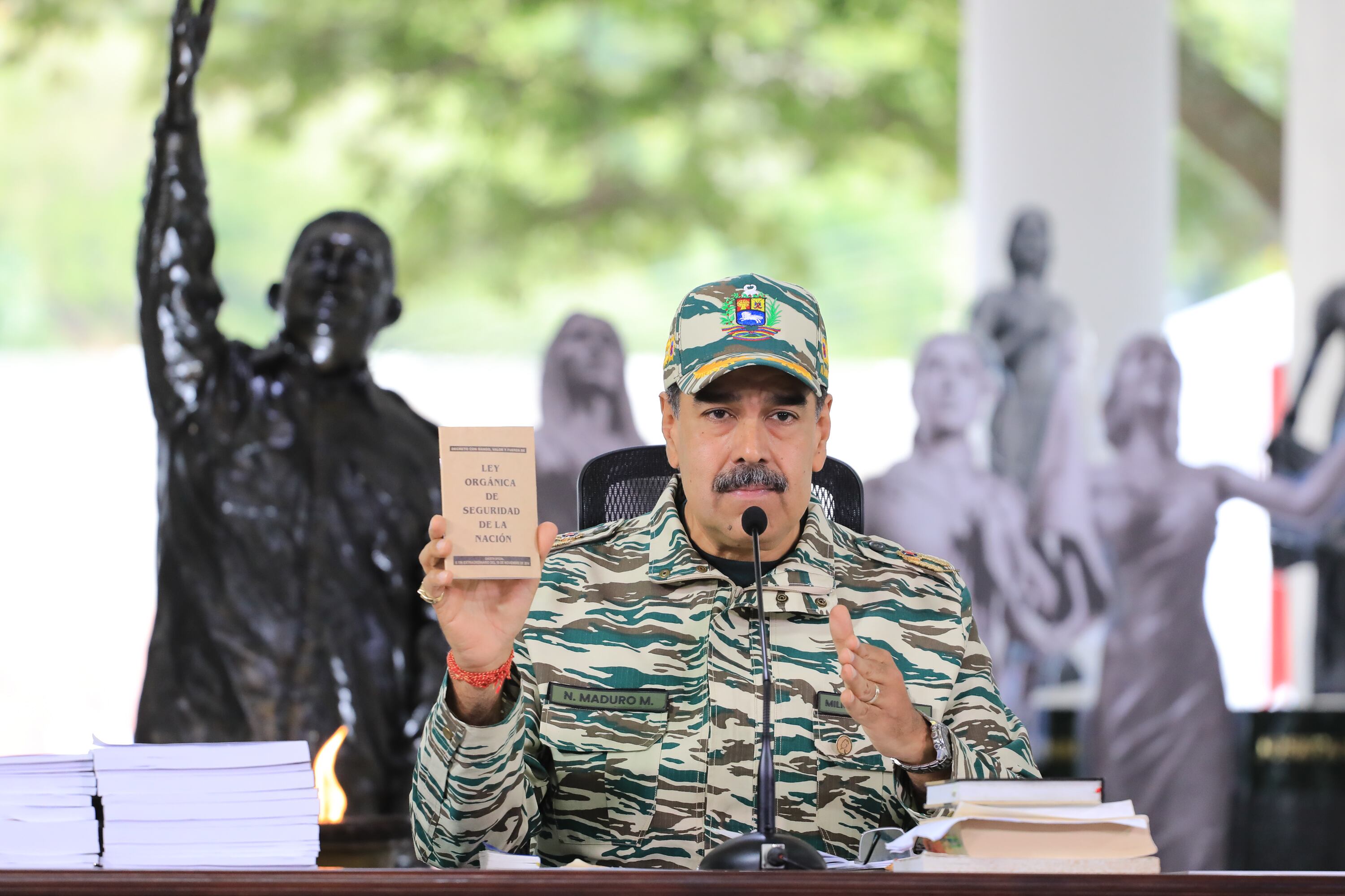 Fotografía cedida por Palacio de Miraflores del presidente de Venezuela, Nicolás Maduro, hablando durante un acto de activación de las Unidades Comunales Milicianas este viernes, en Caracas (Venezuela).