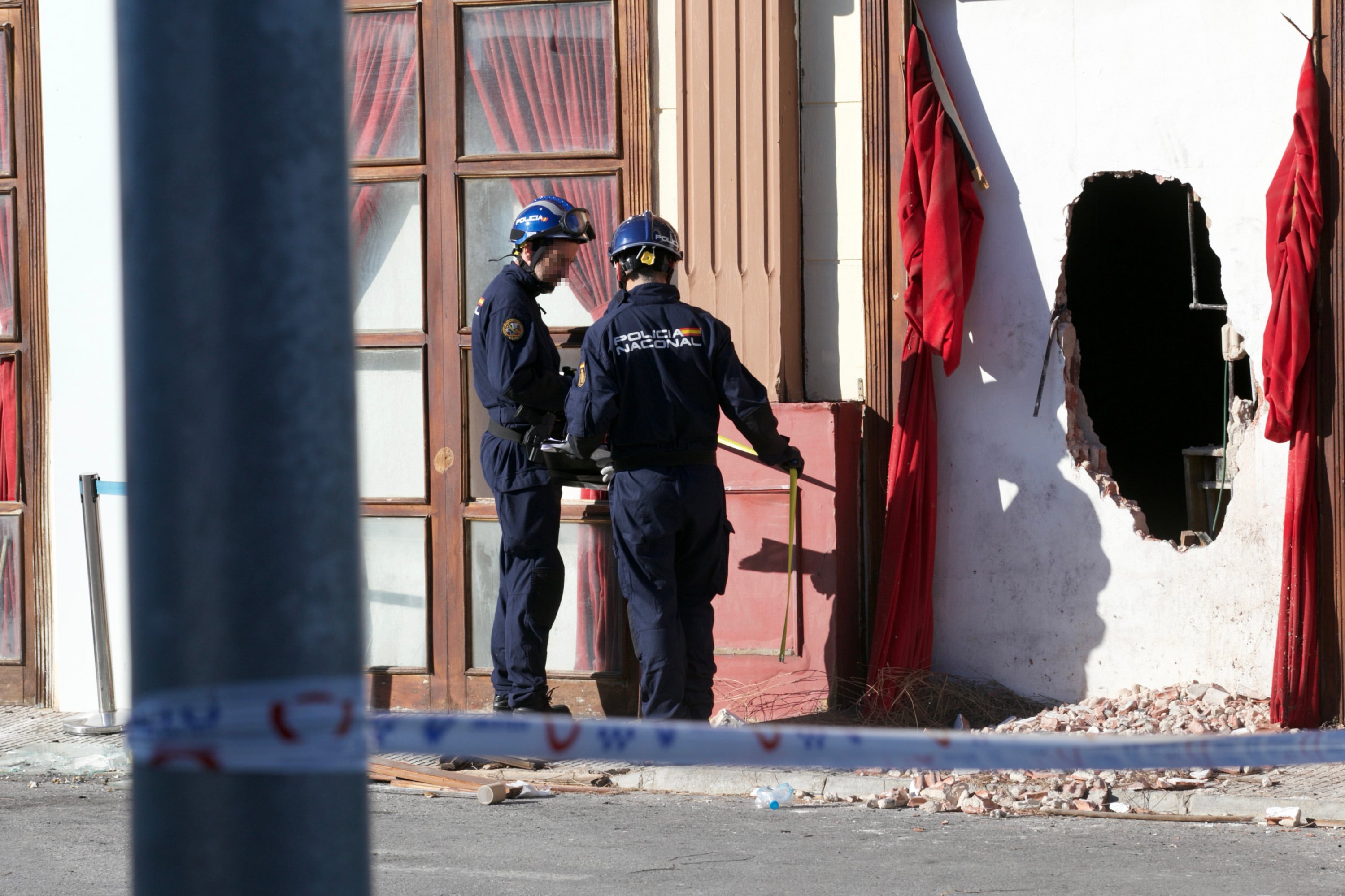 MURCIA, 03/10/2023.- Agentes de la Policía Judicial realizan labores de investigación en las discotecas Teatre y Fonda Milagros de Murcia este martes, tras el incendio declarado la madrugada del pasado domingo y que costó la vida de trece personas. EFE/Juan Carlos Caval
