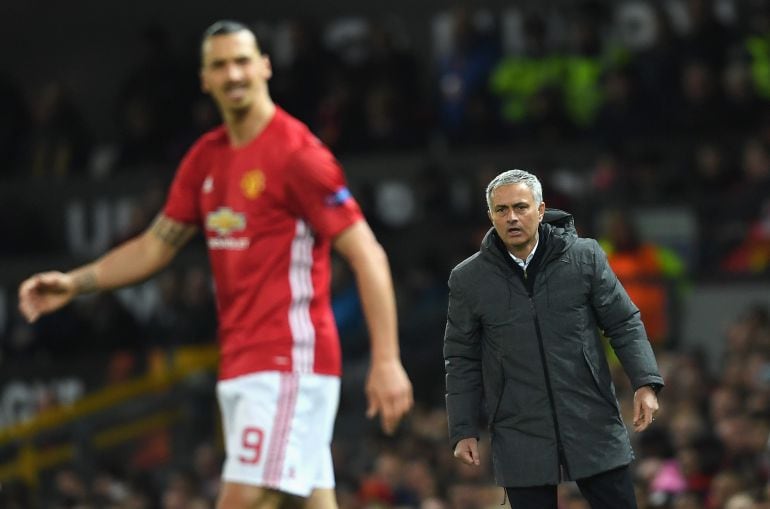 Ibrahimovic y Mourinho, en un partido del United.