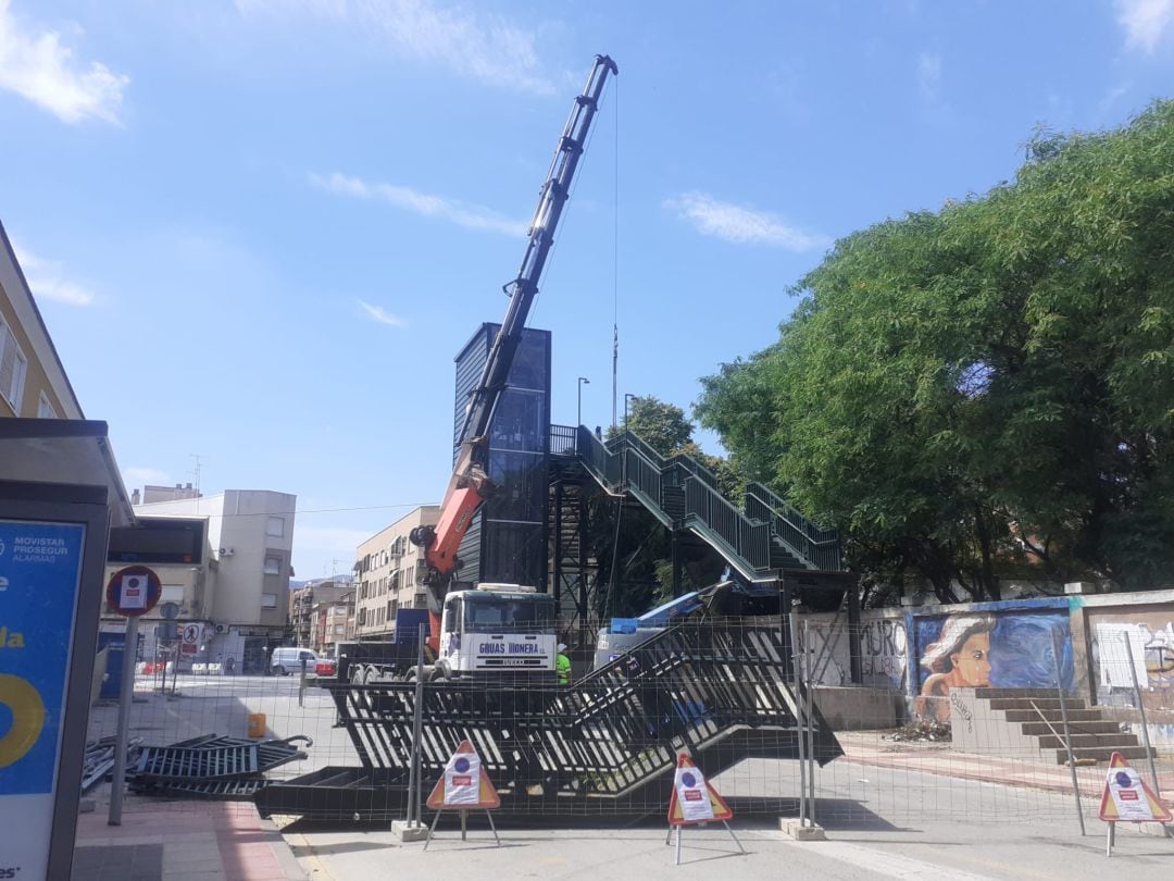 Desmantelamiento de la pasarela de Santiago el Mayor