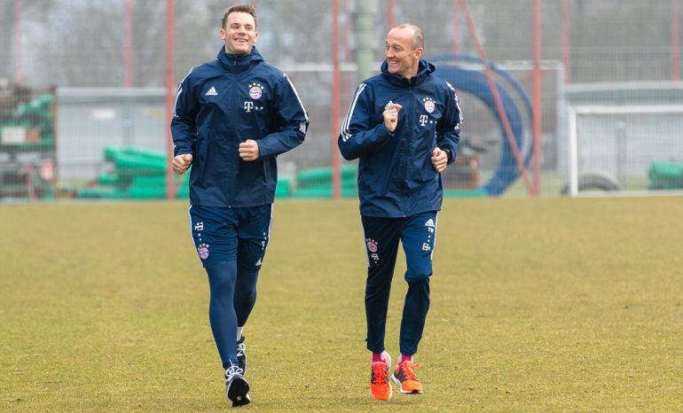 Neuer, junto al preparador físico del Bayern