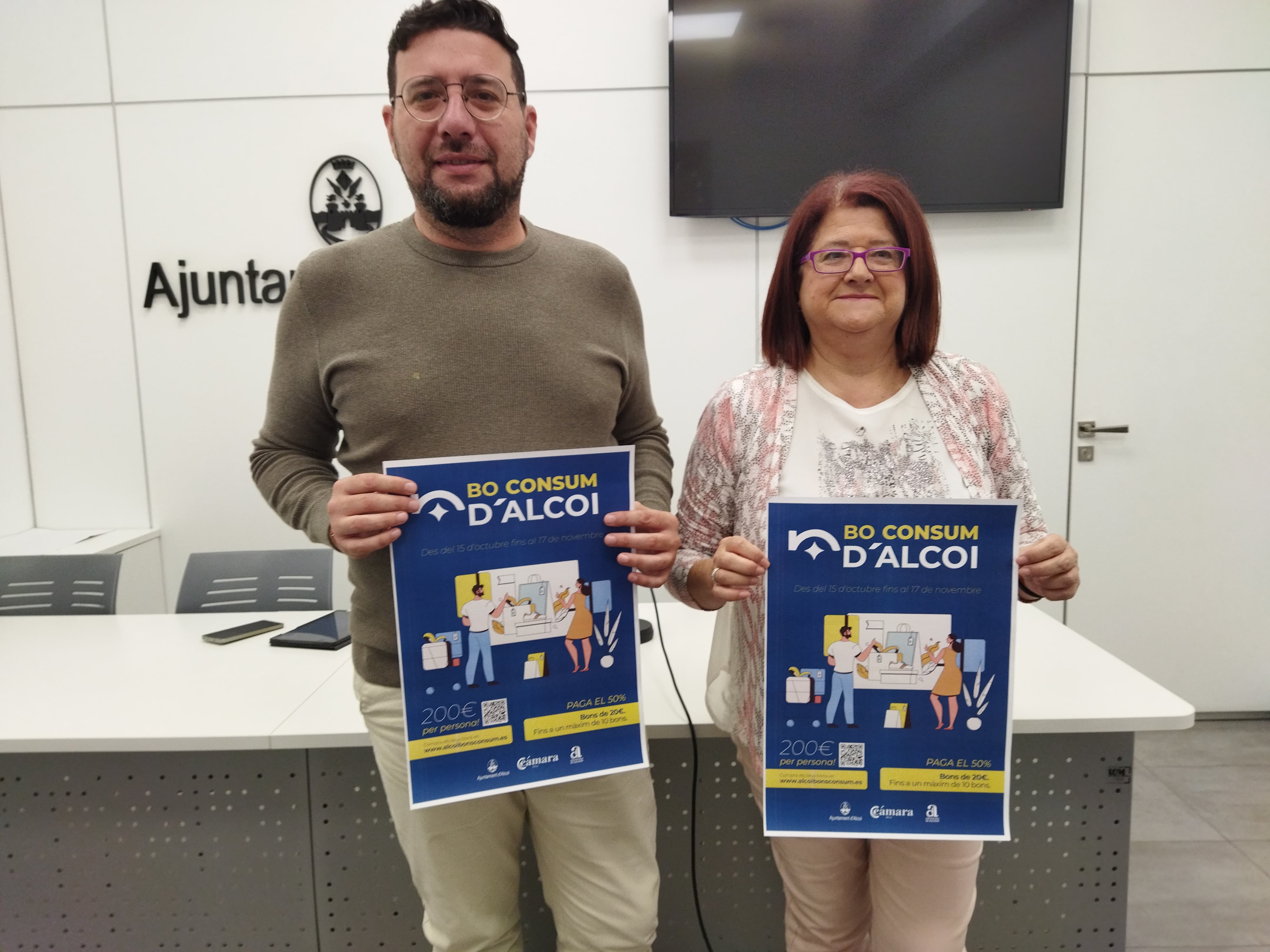 Àlex Cerradelo, vicealcalde y edil de Comercio, y Lucía Pascual, presidenta de la Cámara de Comercio de Alcoy, presenta la nueva edición de la campaña Bonos Consumo en Alcoy.