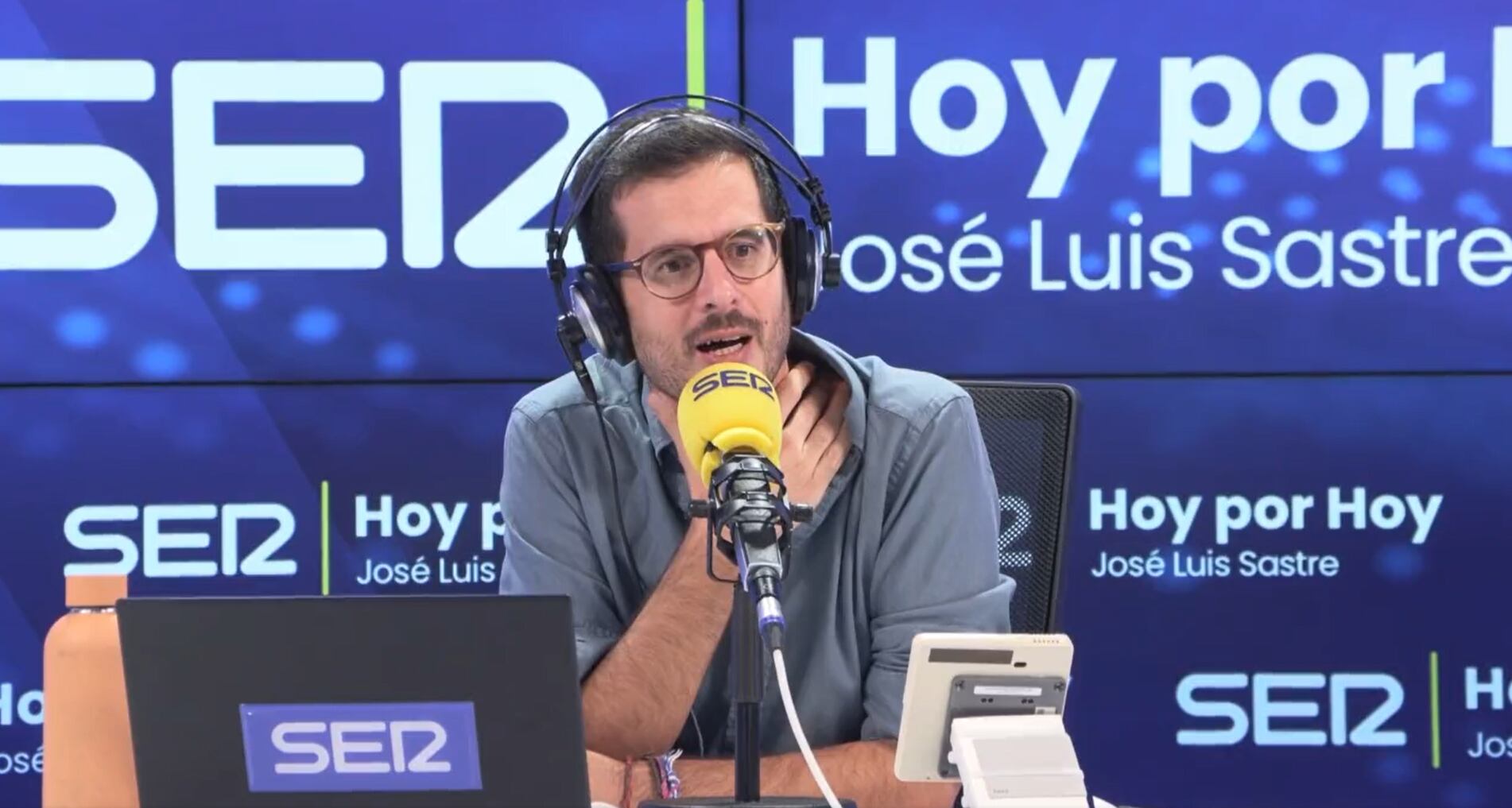 El presentador de &#039;Hoy por Hoy&#039;, José Luis Sastre, escuchando la llamada de un oyente este miércoles.