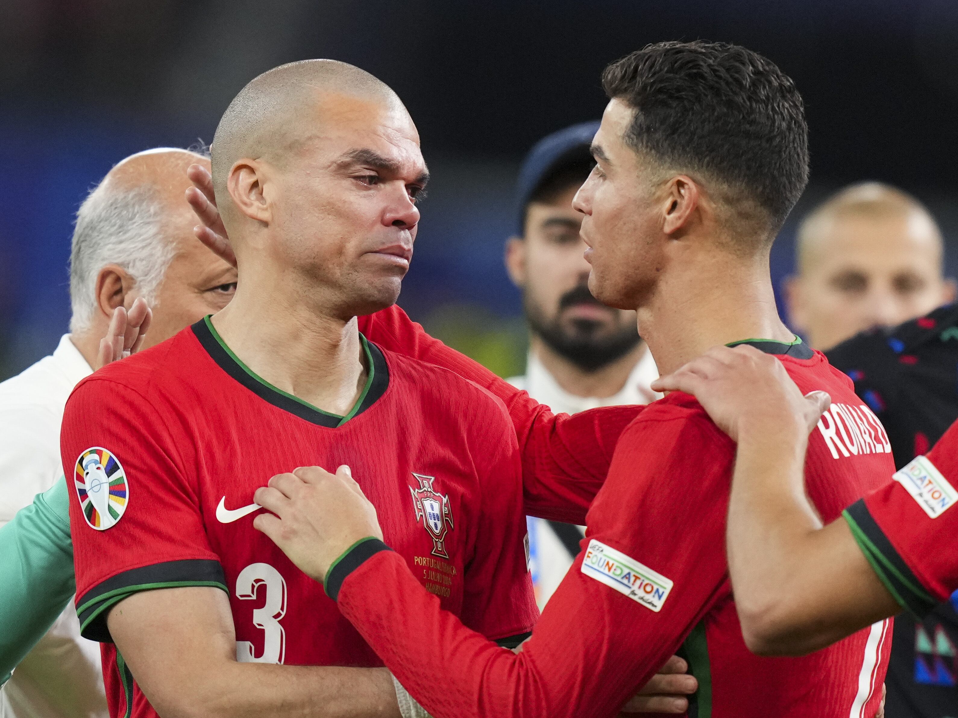 Pepe y Cristiano Ronaldo se abrazan tras caer eliminados ante Francia en la Eurocopa