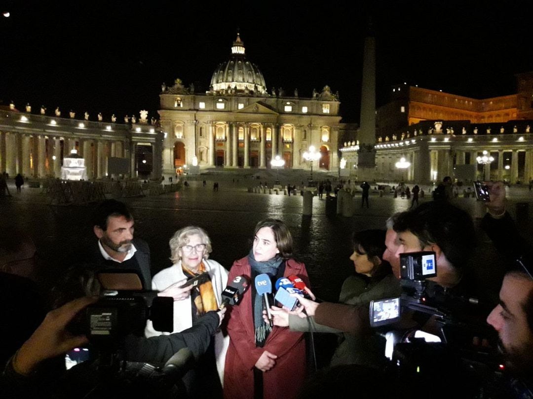 Ada Colau, Manuela Carmena y el fundador de Open Arms, Òscar Camps, atendiendo a los medios en el Vaticano.