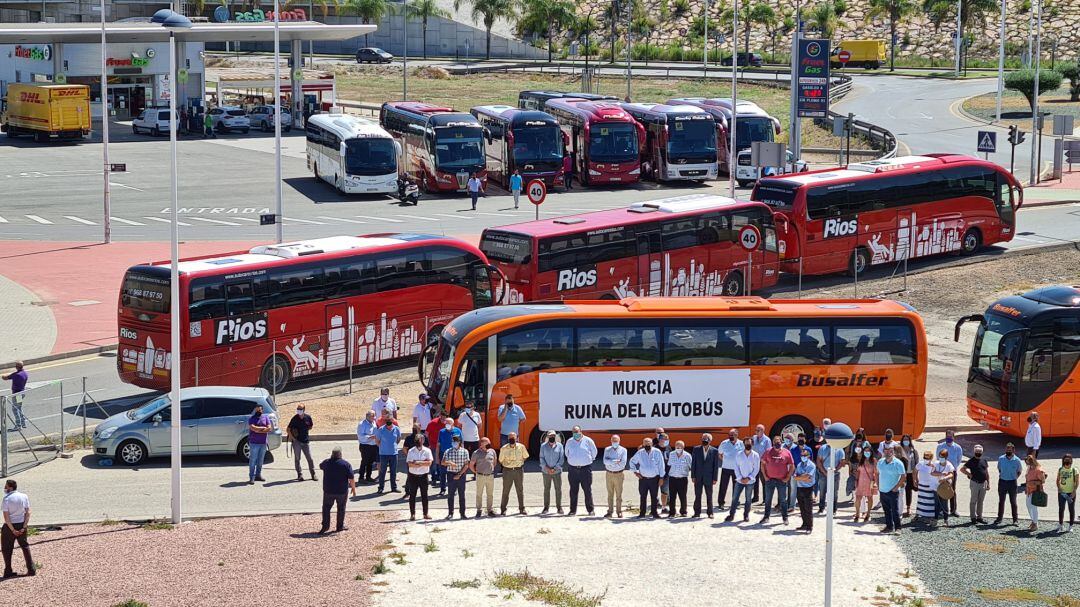 El sector del transporte escolar se ha concentrado frente a la sede de FROET