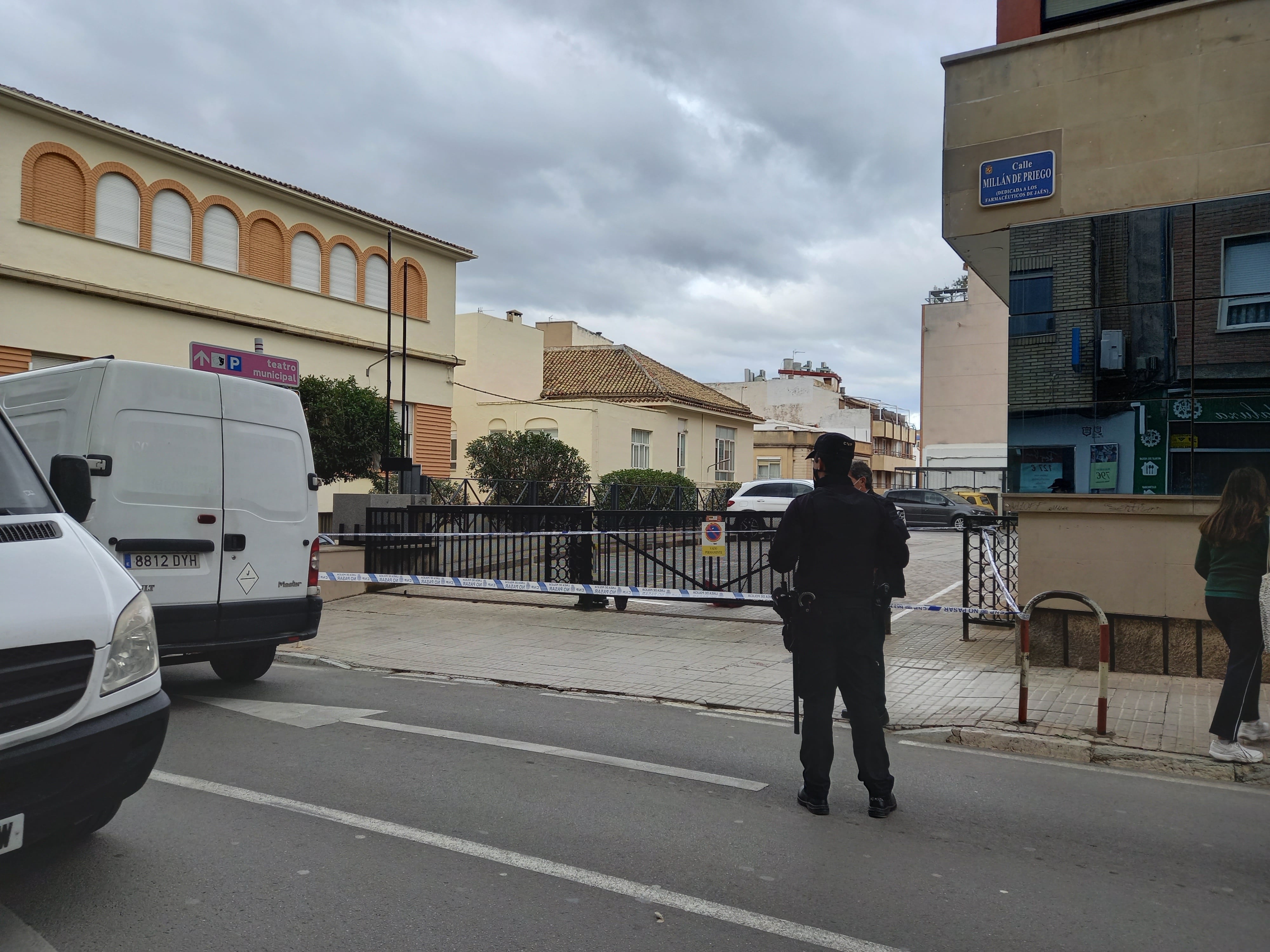 Agentes de la Policía Nacional vigilan la zona enla que se produjo un apuñalamiento en la capital el pasado mes de marzo.