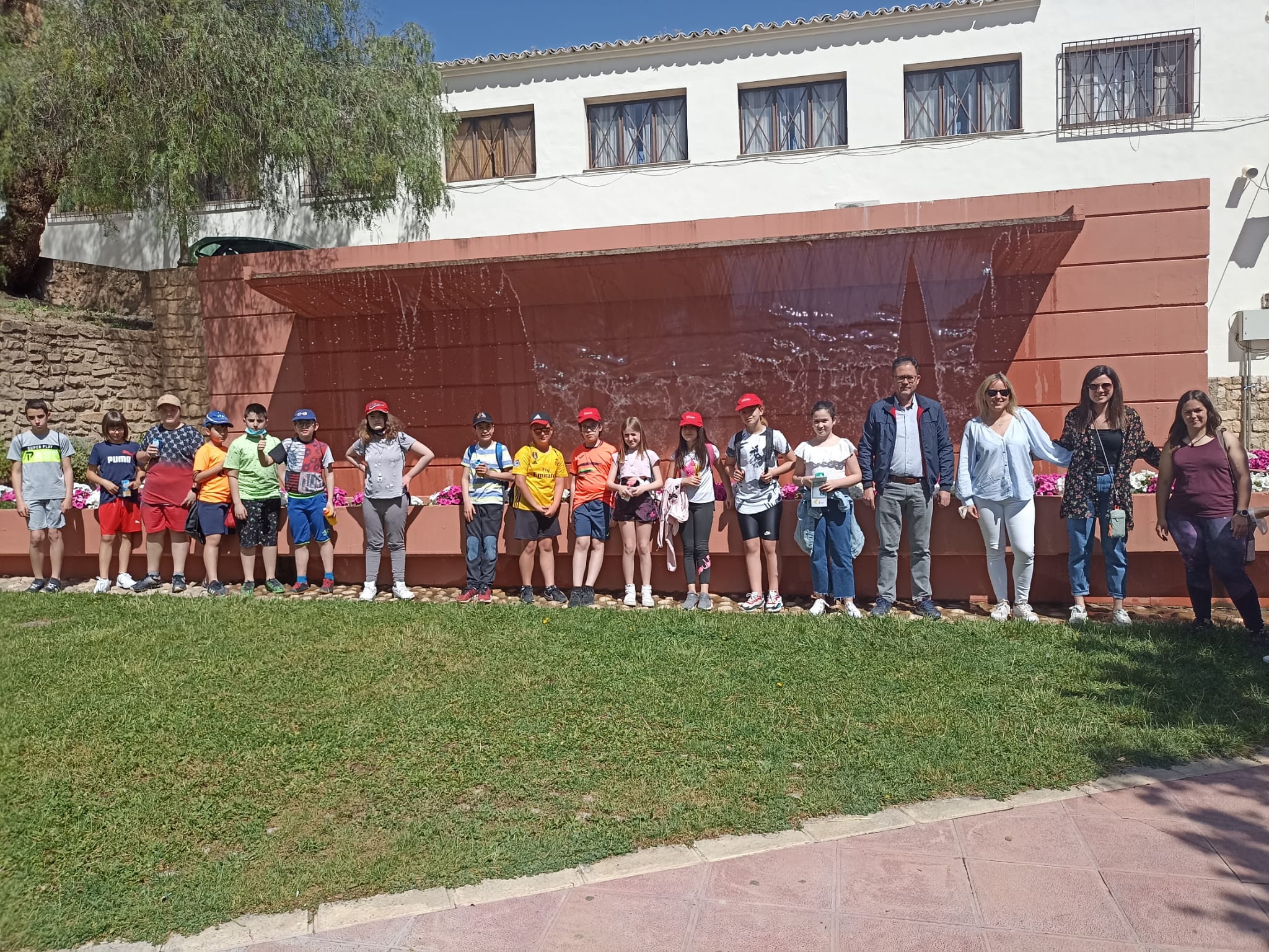 Varios alumnos de Quesada durante una de las rutas realizadas por el municipio.