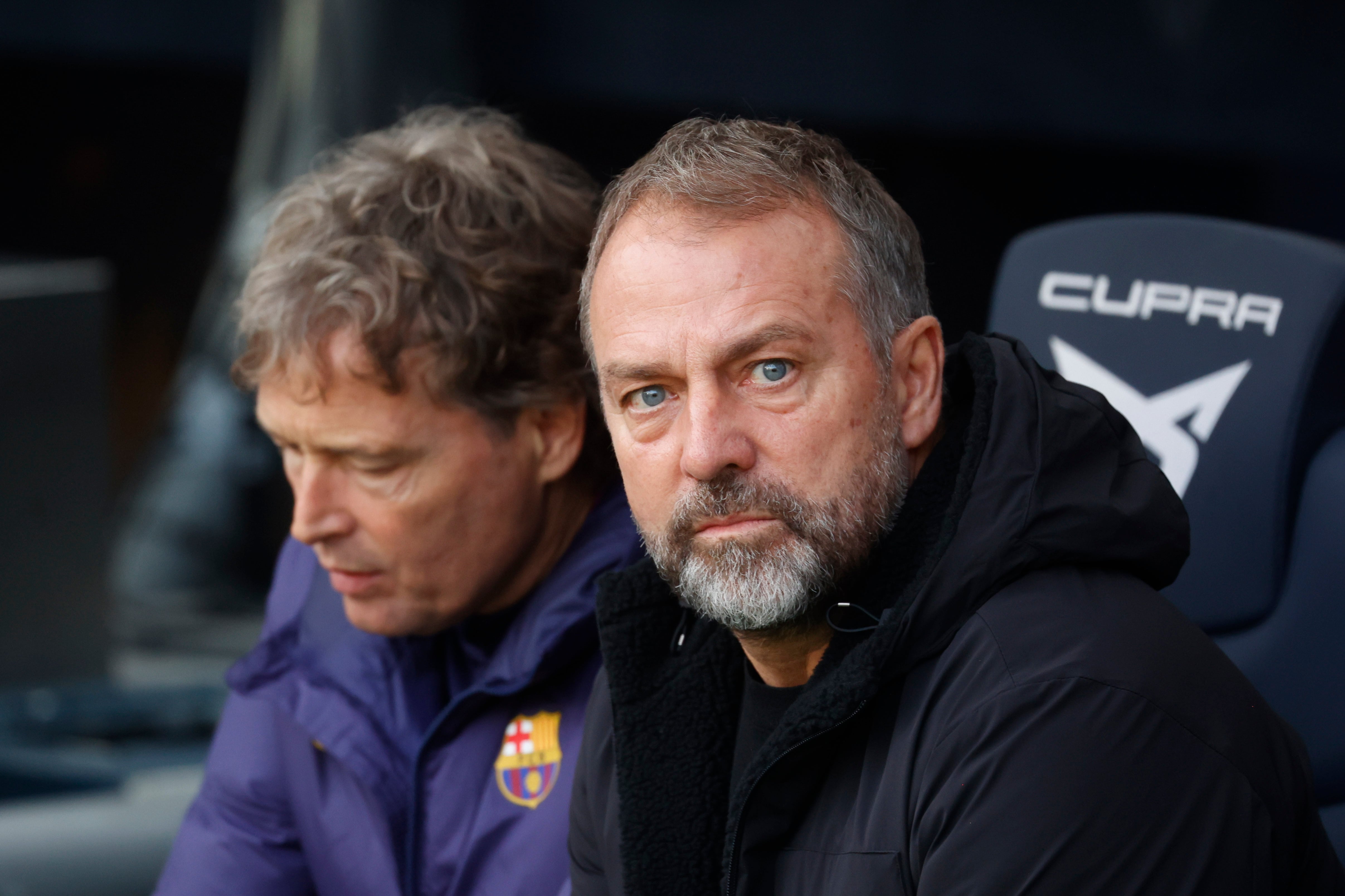 BARCELONA , 22/11/2025.- El entrenador del Barcelona, el alemán Hansi Flick (d) durante el partido de LaLiga entre el Barcelona y el Athletic Club, este sábado en el Camp Nou. EFE/ Quique García