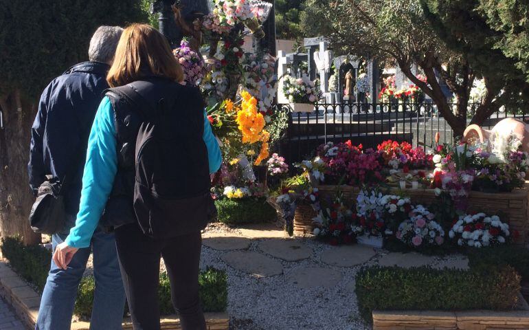 Miles de personas acudieron al cementerio con ramos de flores para recordar a sus difuntos