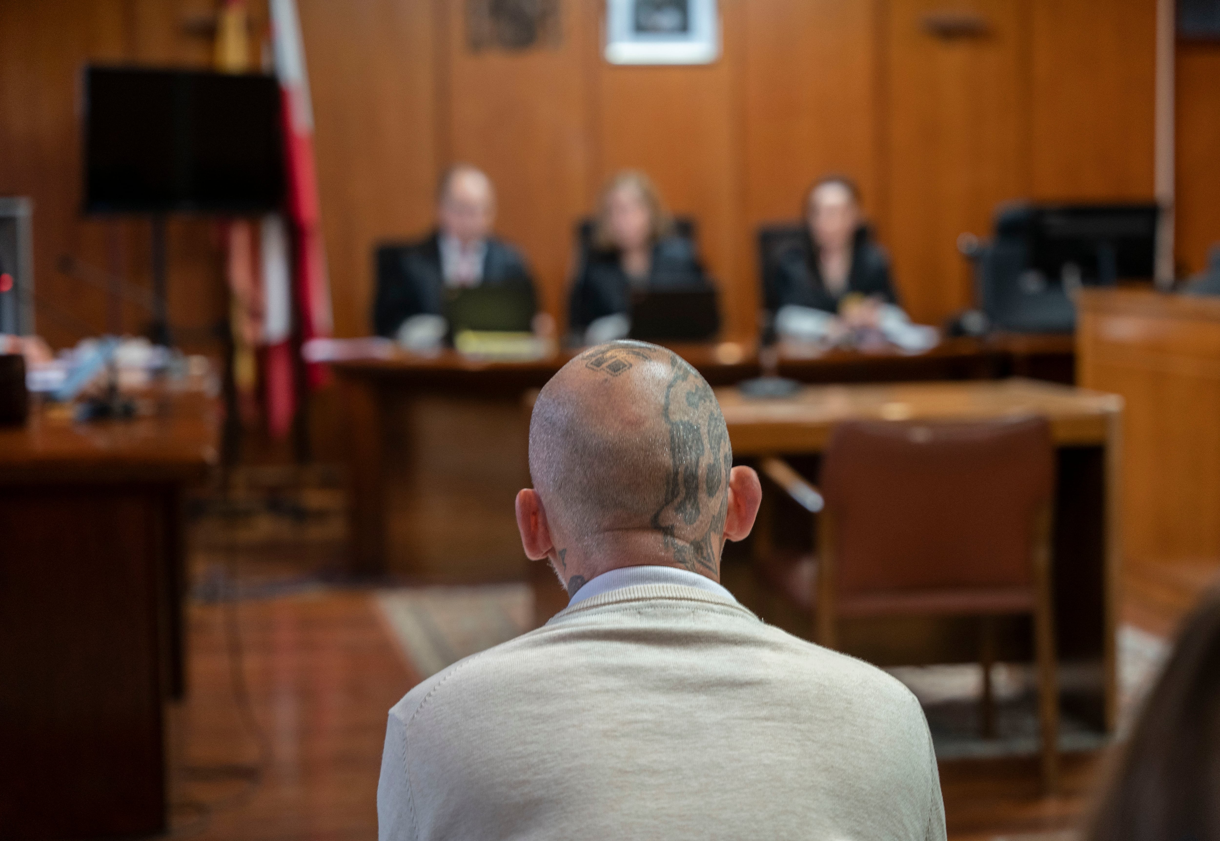 SANTANDER, 23/04/2024.-La Audiencia de Cantabria juzga a un tatuador profesional (c), que se enfrenta a cinco años de cárcel, que pide para él la Fiscalía, por agredir sexualmente a una clienta cuando le iba a realizar un boceto para un tatuaje que abarcaba todo el cuerpo, este martes en Santander.-EFE/ Román G. Aguilera
