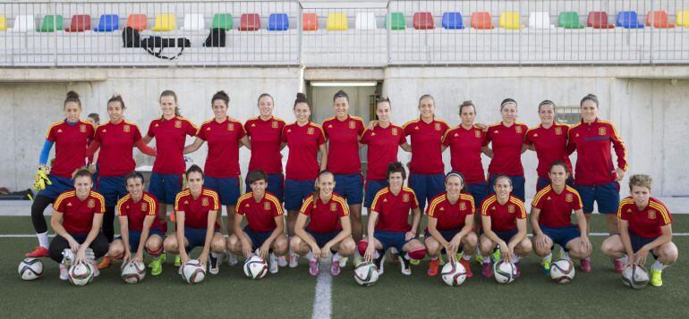 GRA333. LO PAGÁN (SAN PEDRO DEL PINATAR), 01/06/2015.- Las 23 jugadoras de la selección española femenina de fútbol elegidas que representaran a España por primera vez en un mundial, hoy antes de comenzar el partido de entrenamiento en el Campo de Fútbol 