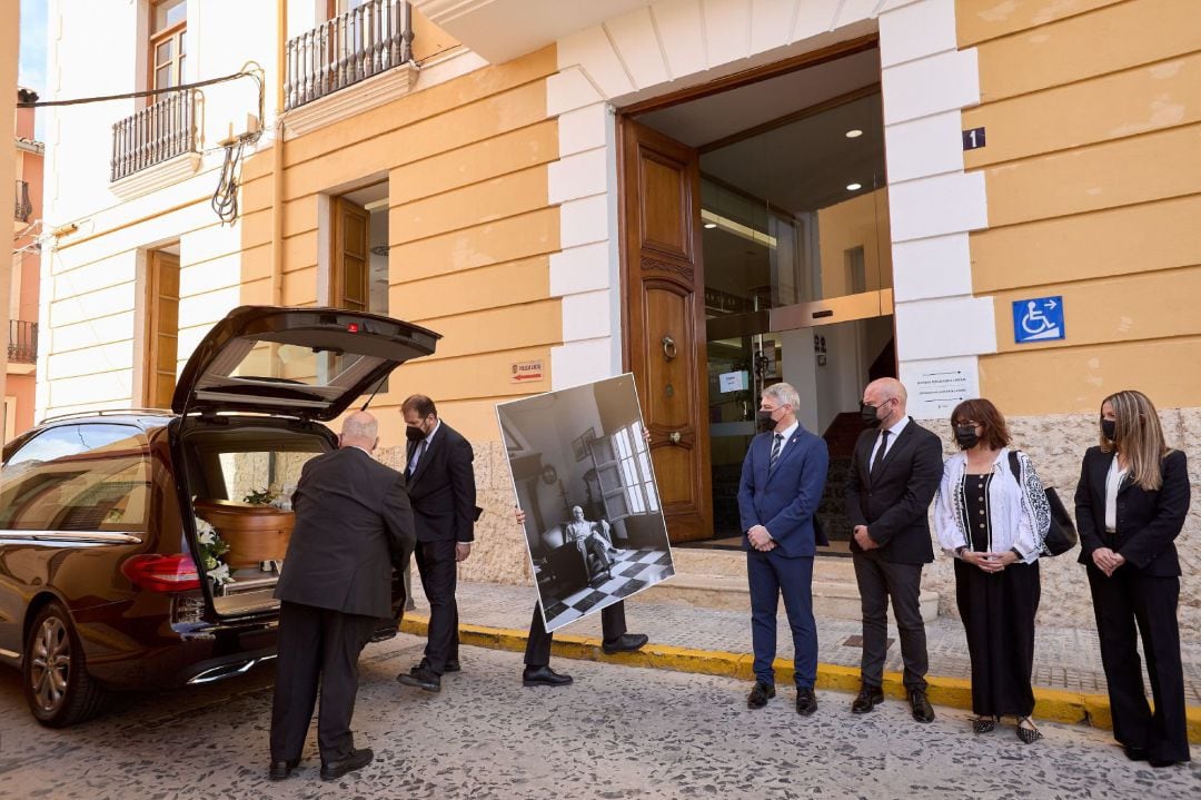 El Ayuntamiento de Oliva ha abierto este sábado, poco después de las 10 horas, la capilla ardiente con los restos mortales del poeta Francisco Brines, natural de este municipio valenciano, que falleció el jueves a los 89 años de edad