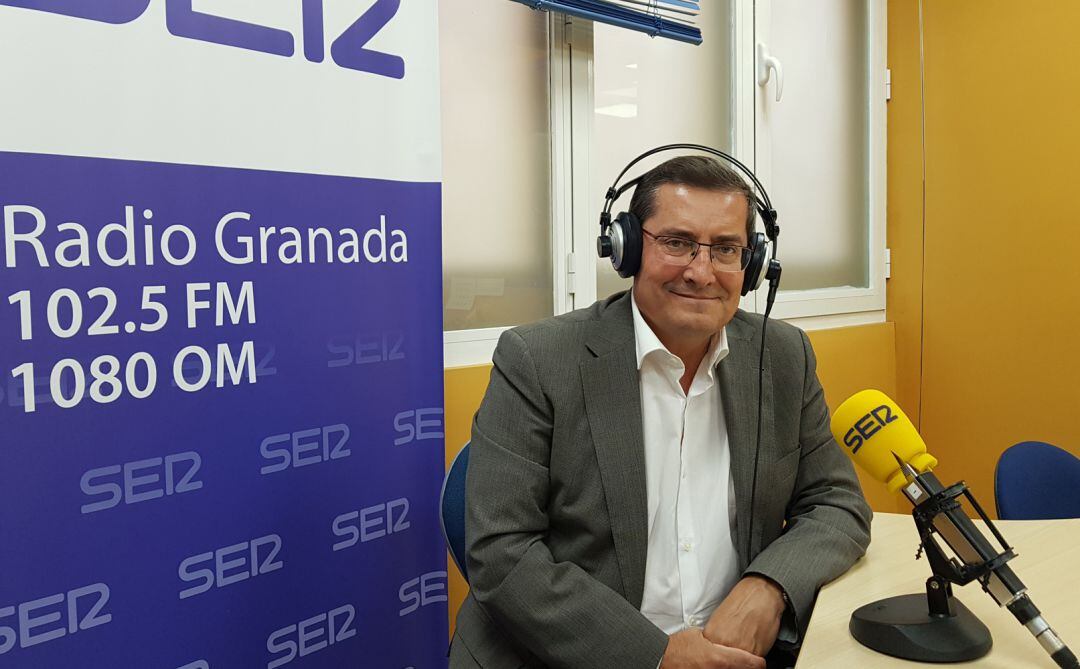 El presidente de la Diputación de Granada, José Entrena, en los estudios de Radio Granada