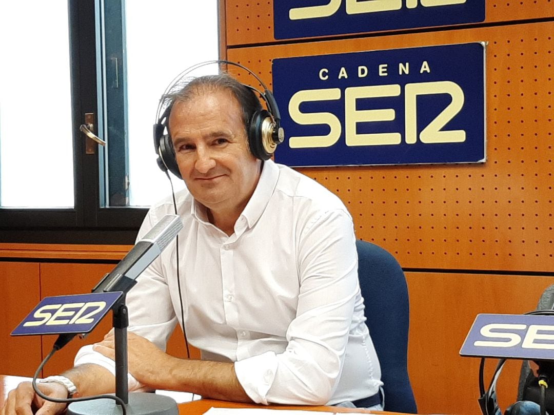 Imagen de archivo de Ángel Lorén en los estudios de Radio Zaragoza