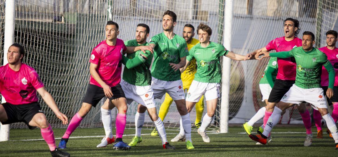 Los jugadores de la UD Sanse y del Guijuelo luchan en un córner