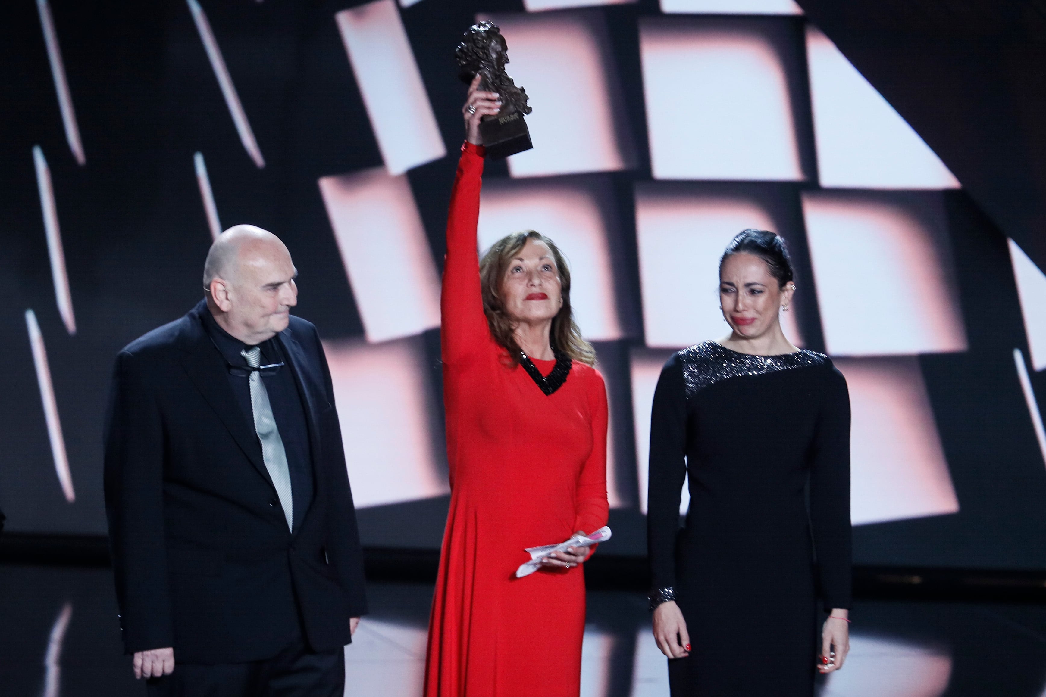 La actriz Eulalia Ramón (c), viuda del director fallecido ayer Carlos Saura, y sus hijos Antonio (i) y Ana recogen el Goya de Honor durante la gala de la XXXVII edición de los Premios Goya, que se celebra este sábado en el Palacio de Congresos y Exposiciones FIBES de Sevilla.