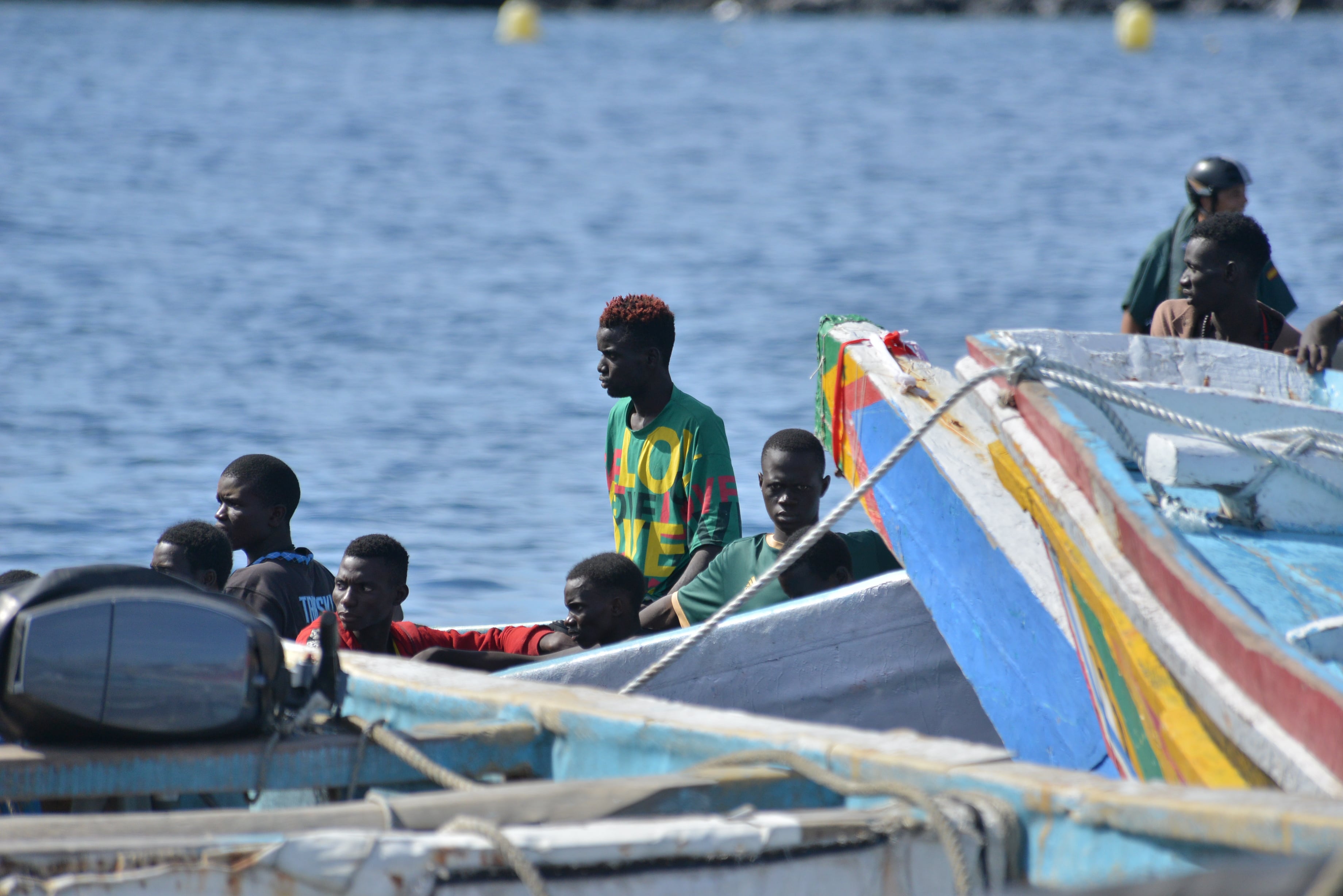 Un cayuco con 41 personas a bordo, entre ellos mujeres y varios menores, ha llegado este martes por la tarde al puerto de La Restinga, en El Hierro (Islas Canarias). Algunos de sus ocupantes, visiblemente débiles, han asegurado que llevaban diez días en el mar.