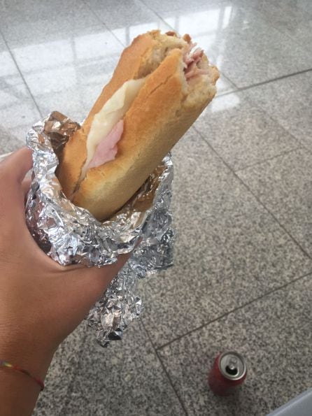 El bocadillo de york que RENFE entrega a los pasajeros afectados por la avería.