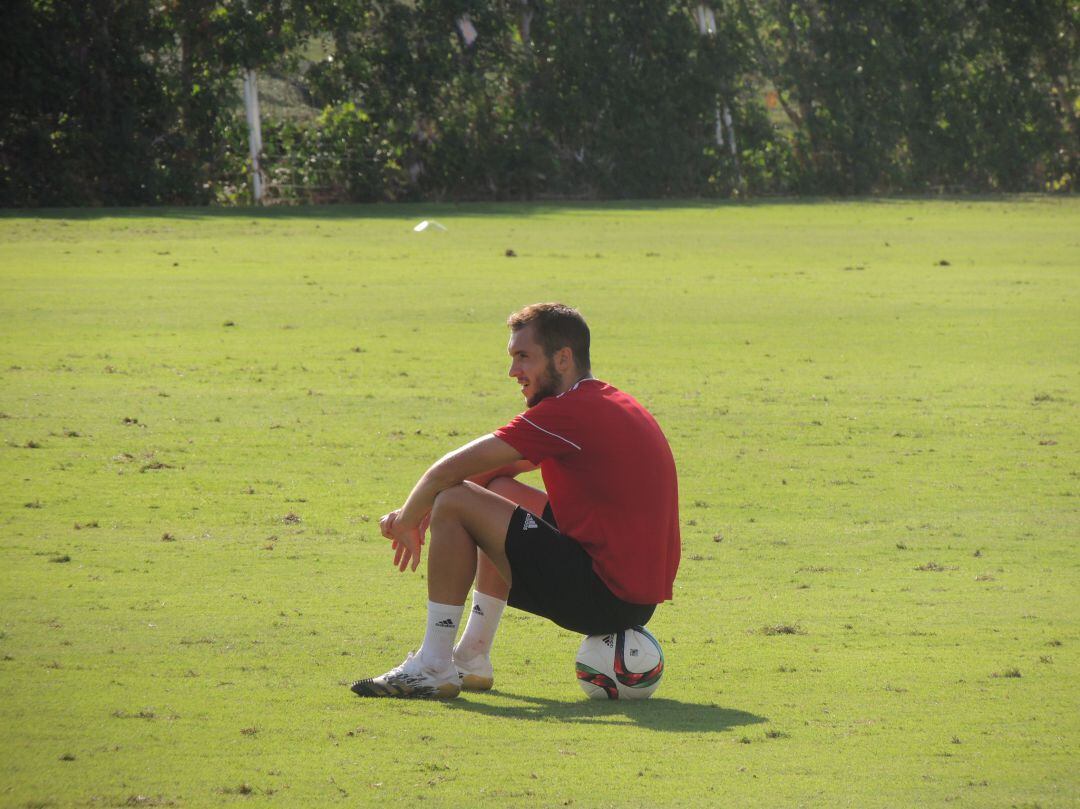 Vada, pensativo en el campo de la Vega de Acá.