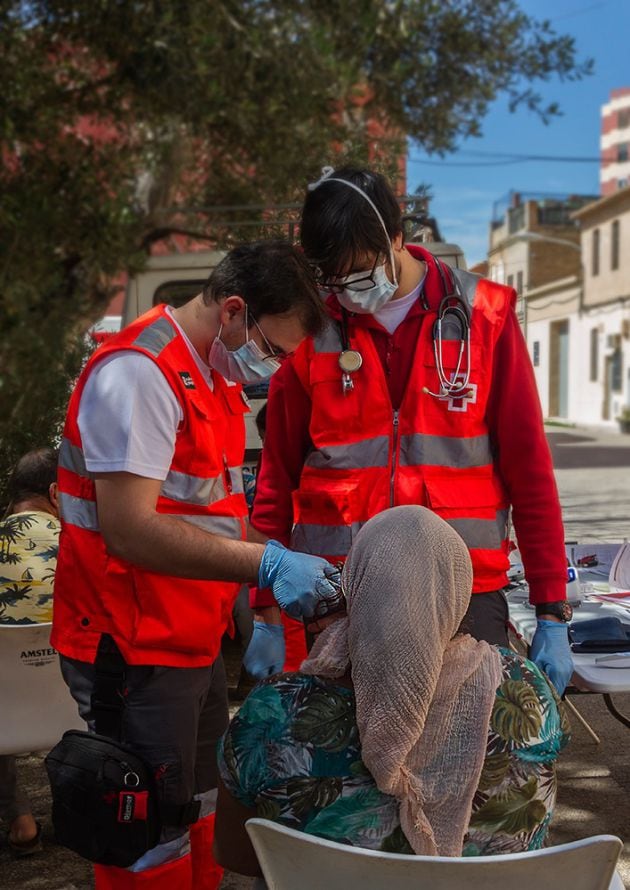 Voluntarios de Cruz Roja atienden a personas sin recursos en València durante la pandemia del coronavirus