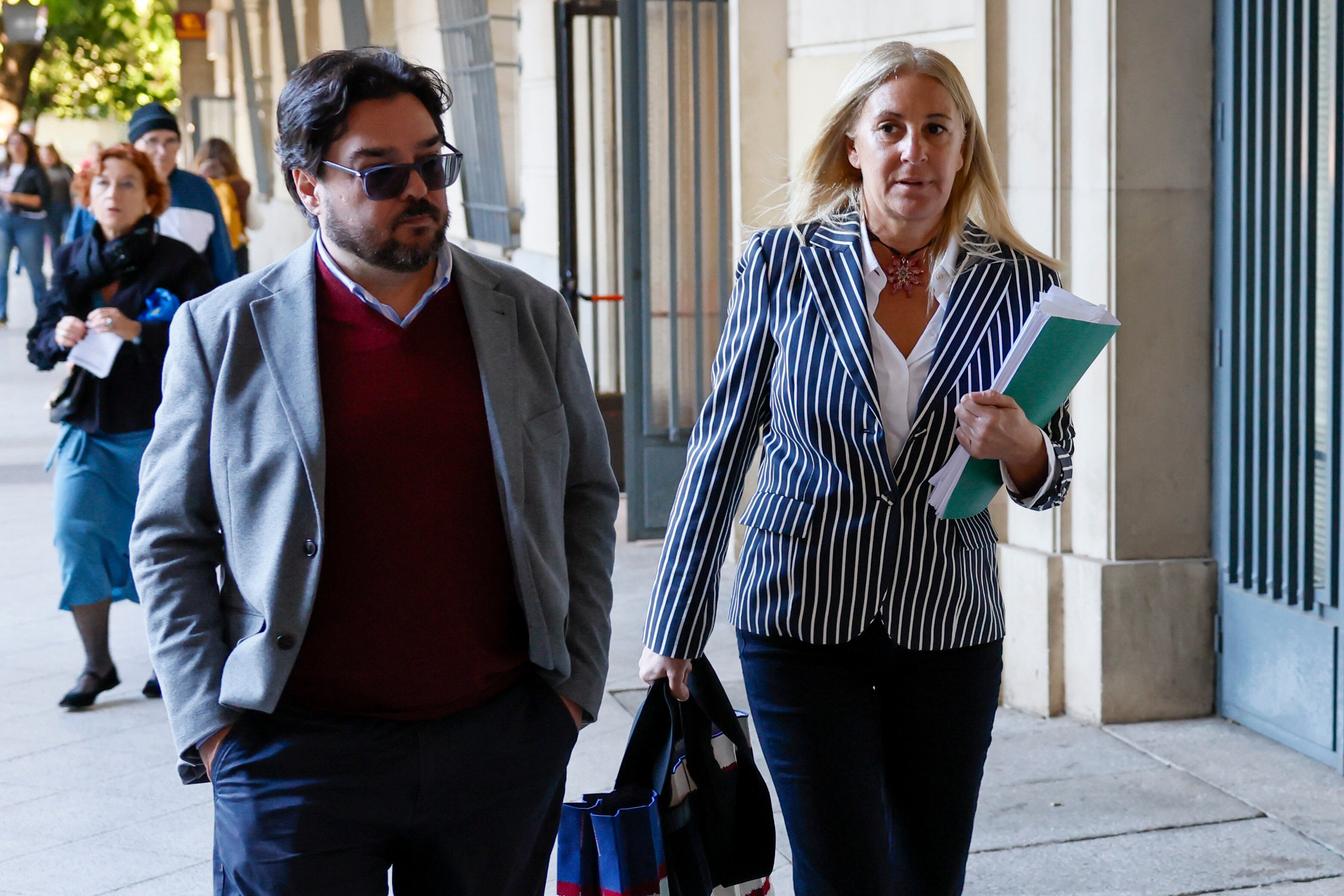 SEVILLA, 18/11/2025.- La ex interventora general y actual viceconsejera de Economía, Hacienda y Fondos Europeos, Amelia Martínez, llega al Juzgado de Instrucción 13 de Sevilla para declarar como testigo, este martes. EFE/ José Manuel Vidal