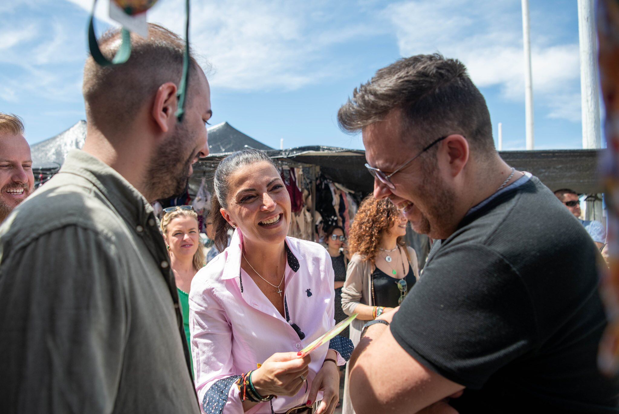 La candidata de Vox, Macarena Olona, durante un paseo en Dos Hermanas