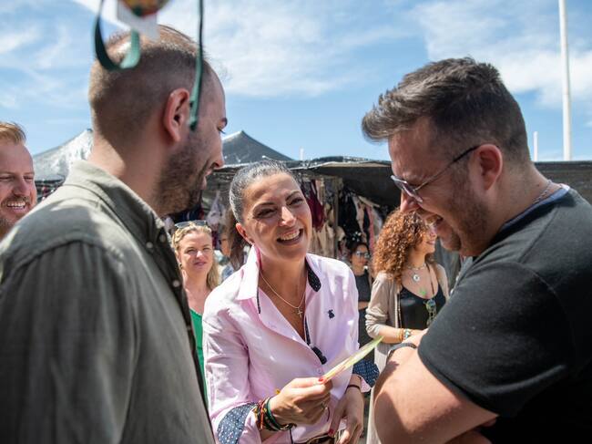 La candidata de Vox, Macarena Olona, durante un paseo en Dos Hermanas