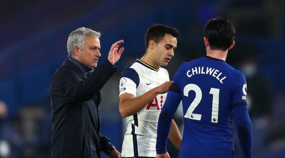 Mourinho y Reguilón saludan a Chilwell tras el partido contra el Chelsea. 