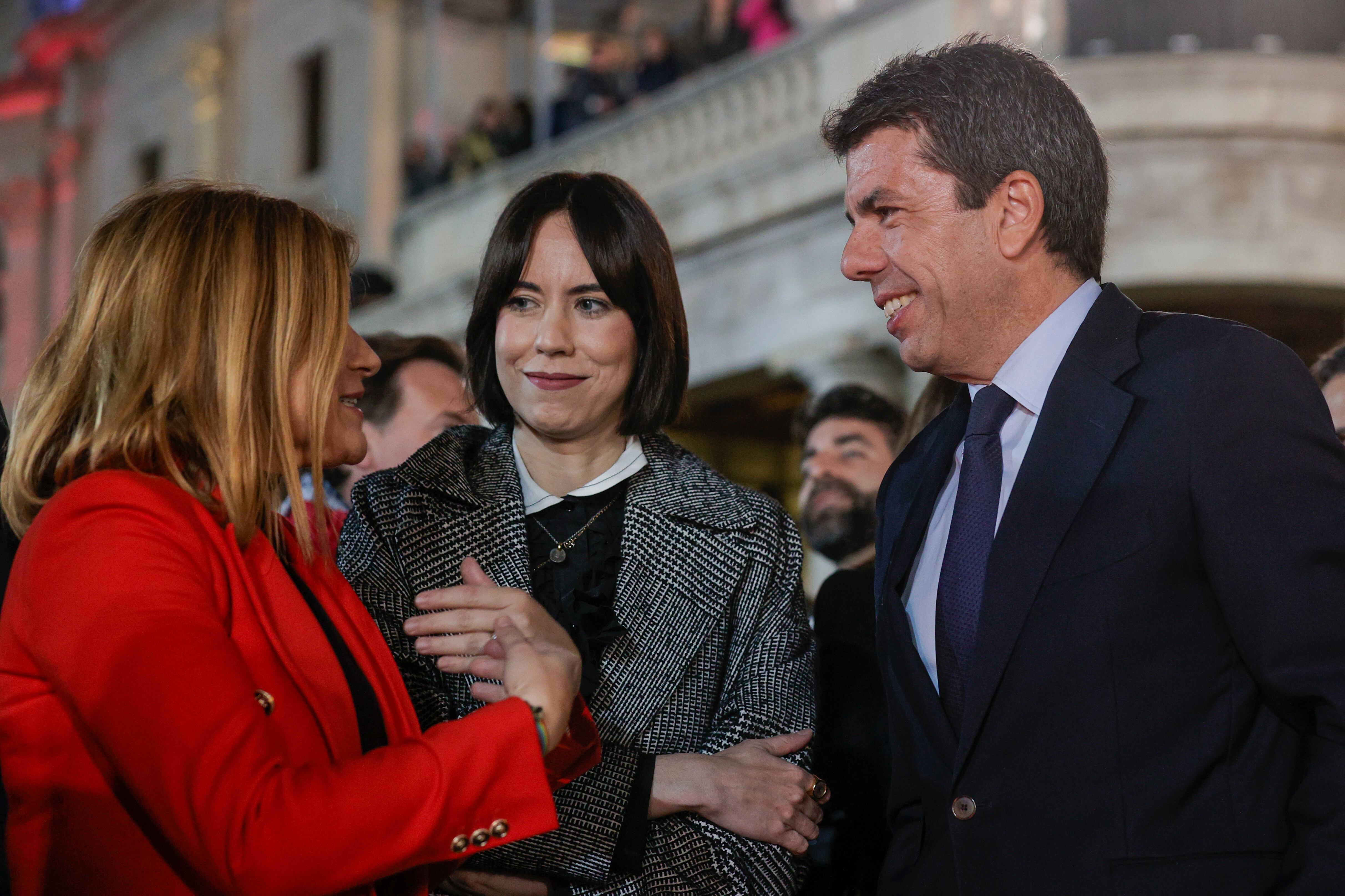 GRAFCVA9423. VALENCIA, 19/03/2024.- El president de la Generalitat, Carlos Mazón, conversa con la ministra de Ciencia, Innovación y Universidades, Diana Morant, en una imagen de las Fallas 2024. EFE/Biel Aliño