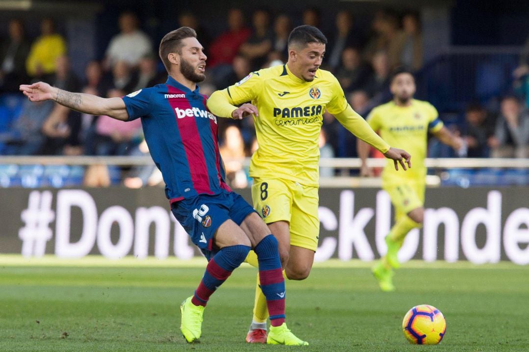 El centrocampista del Villareal Pablo Fornals pelea un balón con el centrocampista del Levante Rubén Rochina.