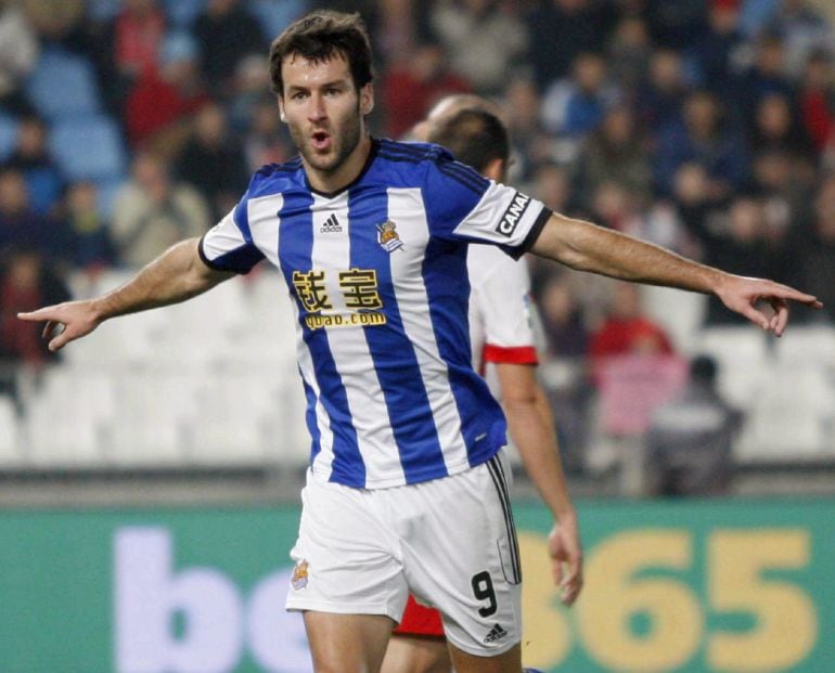 GRA411. ALMERÍA, 13/02/2015.- El delantero de la Real Sociedad Imanol Agirretxe celebra su gol, primero del equipo, durante el partido de la vigésimo tercera jornada de Liga que disputan Almería y Real Sociedad, esta noche en el estadio de Los Juegos Mediterráneos, en Almería. EFE/Carlos Barba