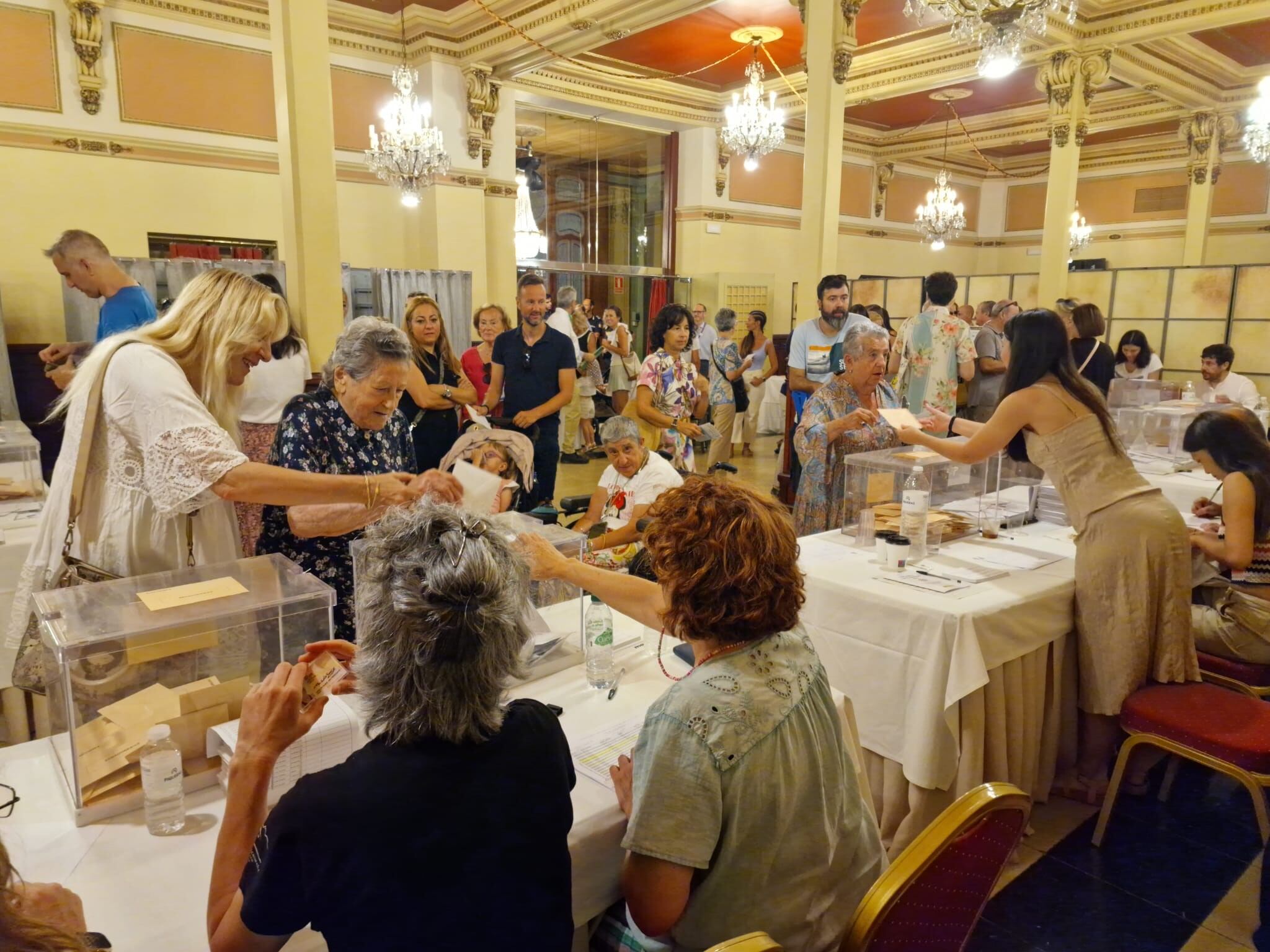 Votaciones en el Casino de Huesca