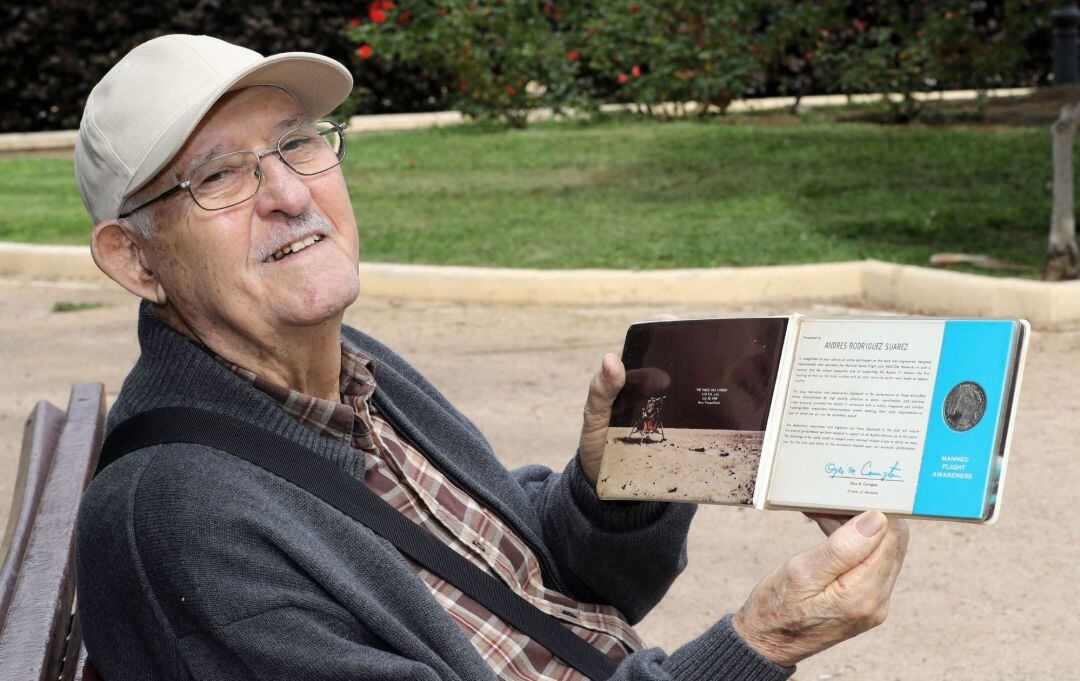 El técnico canario Andrés Rodríguez, uno de los primeros trabajadores contratados por la NASA en los años sesenta para la Estación Espacial de Maspalomas (Gran Canaria), muestra la medalla acuñada con metal del módulo lunar del Apolo 11 que las autoridade