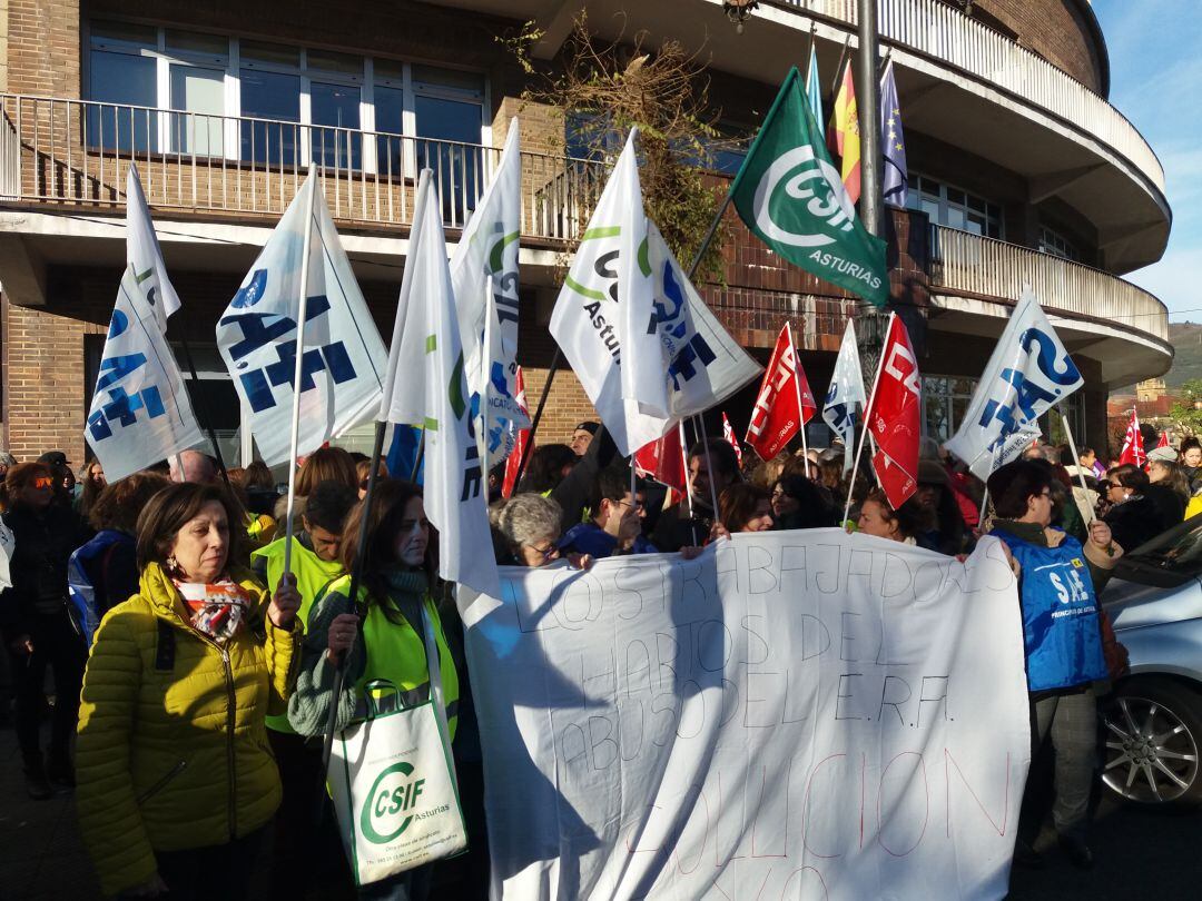 Trabajadores concentrados a las puertas de la sede del ERA en Oviedo
